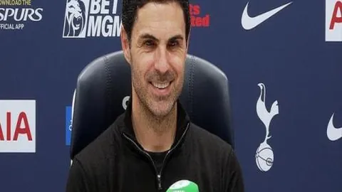 費倫天拿中场艾度亞度保夫綁鞋帶不慎跌倒，賽事暫停，球員含淚望場